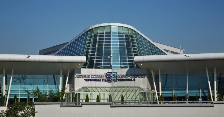 Силният вятър пренасочи 7 полета от летището в София