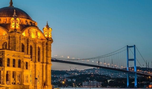 Истанбул и районът на Мраморно море са в плен на ураганен вятър