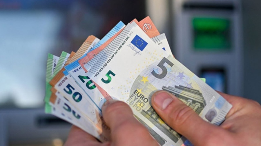 Изплащат първите пенсии в евро