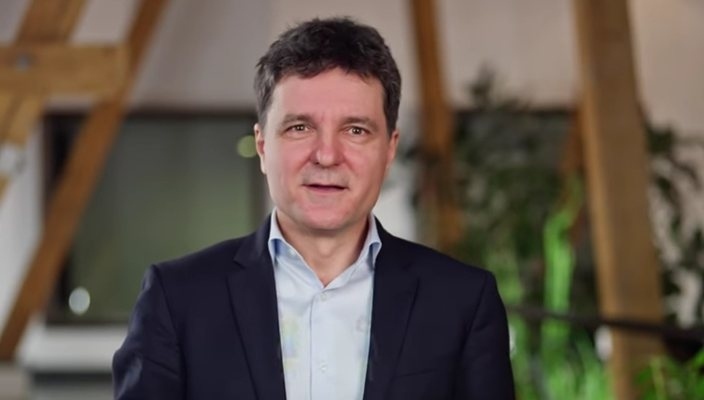 Президентът на Румъния е блокиран на летището в Париж