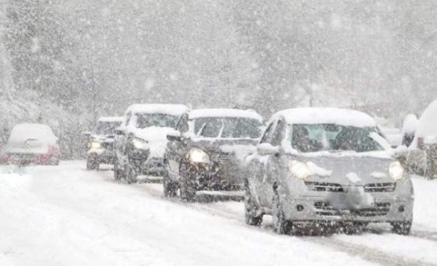 Шофьорите да тръгват с автомобили, готови за зимни условия. В Северна България и планините дъждът ще преминава в сняг