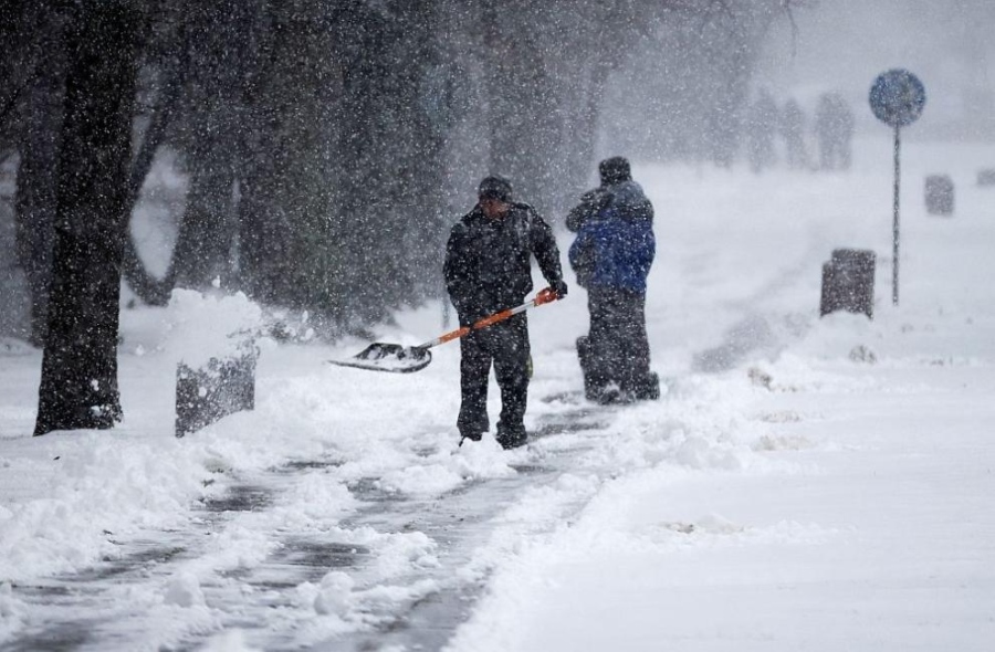 Сняг и черен лед в София: Общината с важен апел към шофьорите и пешеходците