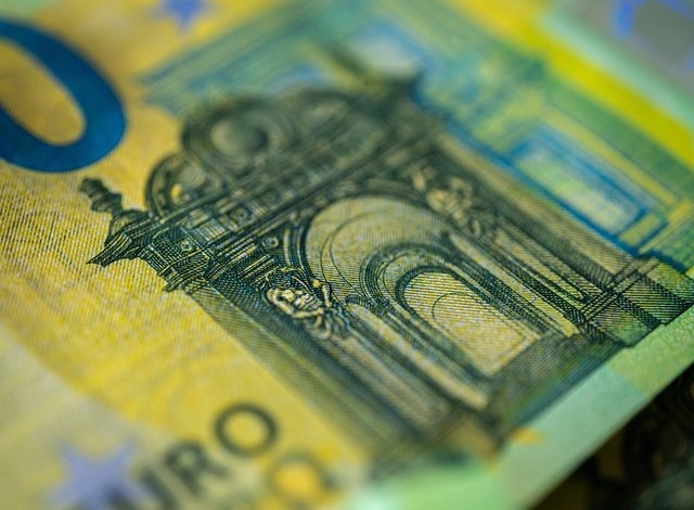 Истинската евробанкнота издава характерен шум при допир