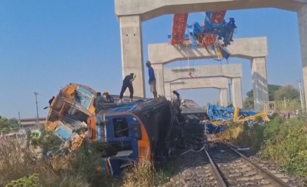 Кран падна върху влак в Тайланд, най-малко 22 души загинаха