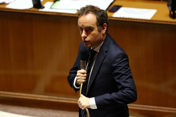 Френското правителство оцеля и при втория вот на недоверие