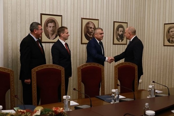 АПС на Доган отказа да бави времето, върна мандата на Румен Радев