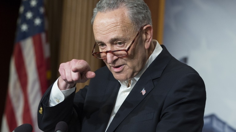 Лидерът на демократите в Сената на САЩ иска да блокира президентските мита срещу европейците заради Гренландия