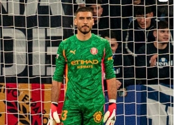 Нацелиха с бутилка вратаря на Жирона