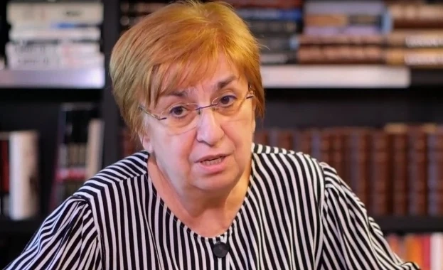 Проф. Екатерина Михайлова: В случай че президентът реши да прекрати мандата си предсрочно, той трябва да подаде оставка