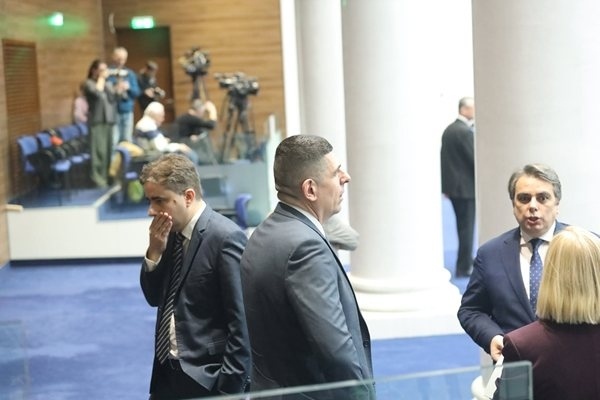 Изборните промени се отлагат поне до утре