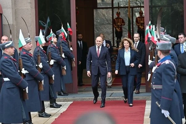 Радев напусна президентството в лимузина на НСО, не със шкодата