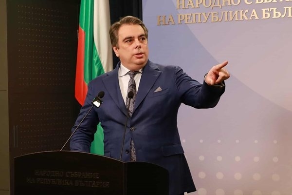 Асен Василев внезапно се разболя и не отиде при Лора Крумова, замести го Николай Денков