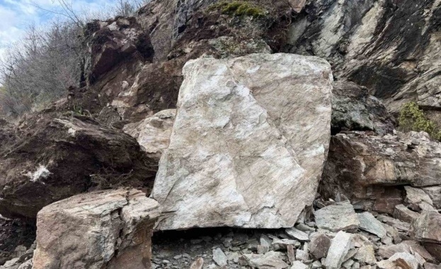 Свлачище затвори прохода Троян-Кърнаре