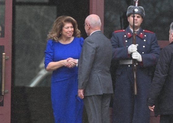 Илияна Йотова посрещна и шефа на БНБ Димитър Радев на входа на президентството