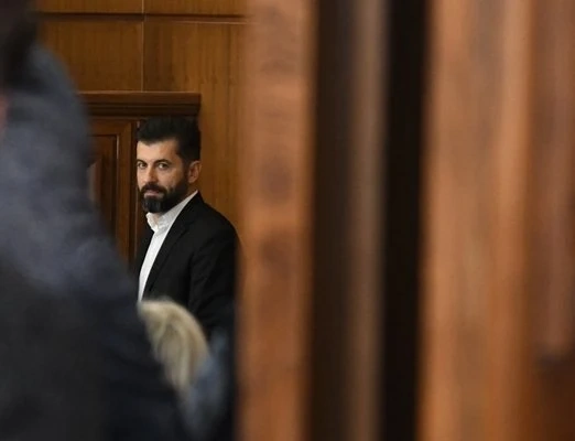 Съдът праща Кирил Петков за психиатрична и психологична експертиза във Варна по делото срещу Пеевски