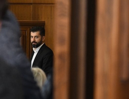 Съдът праща Кирил Петков за психиатрична и психологична експертиза във Варна по делото срещу Пеевски