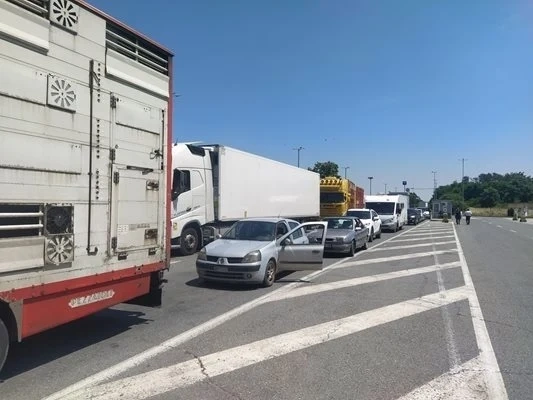 Сръбските превозвачи прекратяват граничната блокада