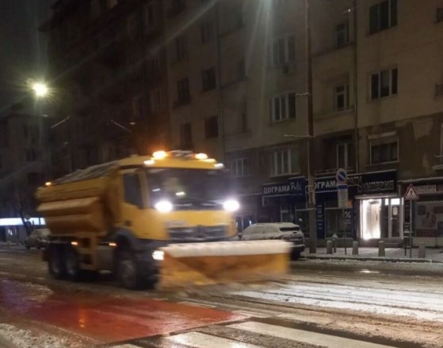 118 машини чистят цяла нощ снега в София