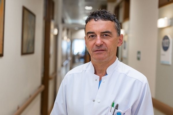 Проф. Петров: Изкуственият интелект в дефибрилаторите на публични места ще казва какво да се прави