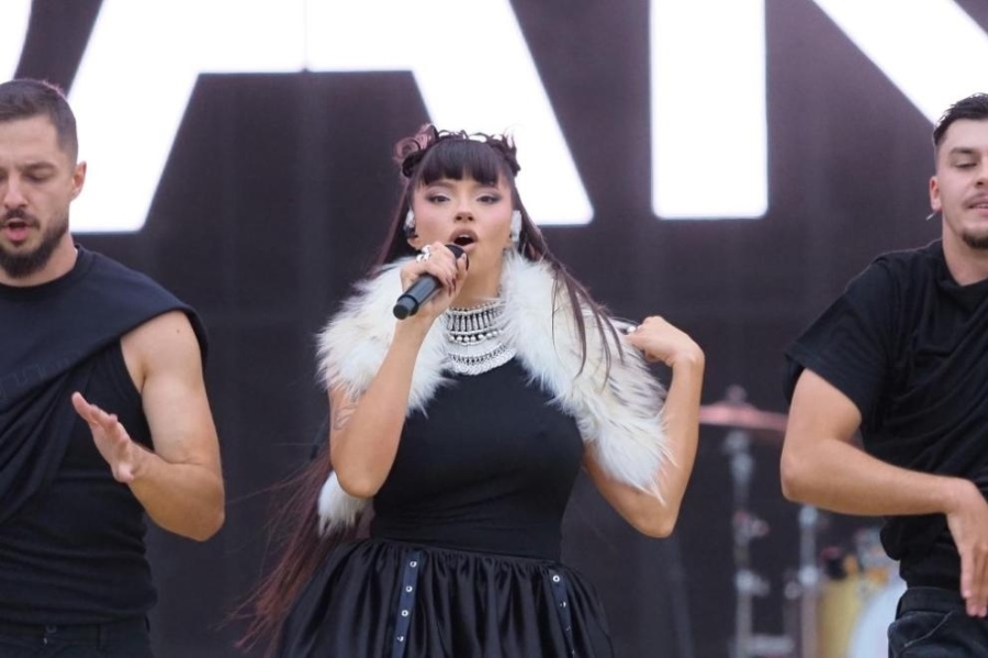 Дара ще участва в Евровизия въпреки публичния линч