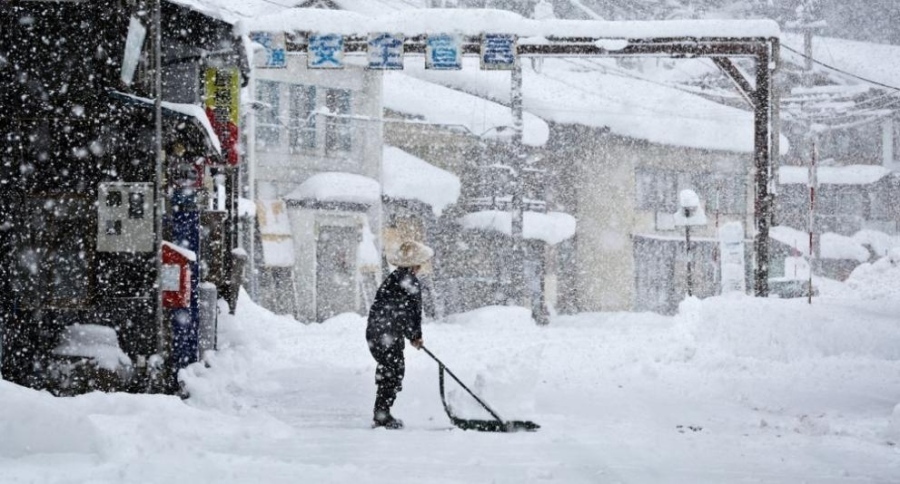 Обилни снеговалежи отнеха живота на 30 души в Япония