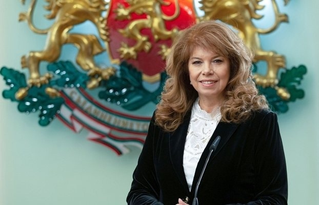 Йотова продължава консултациите с 3 парламентарни групи в сряда