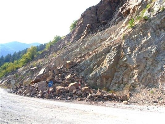 Свлачища блокираха няколко пътища у нас