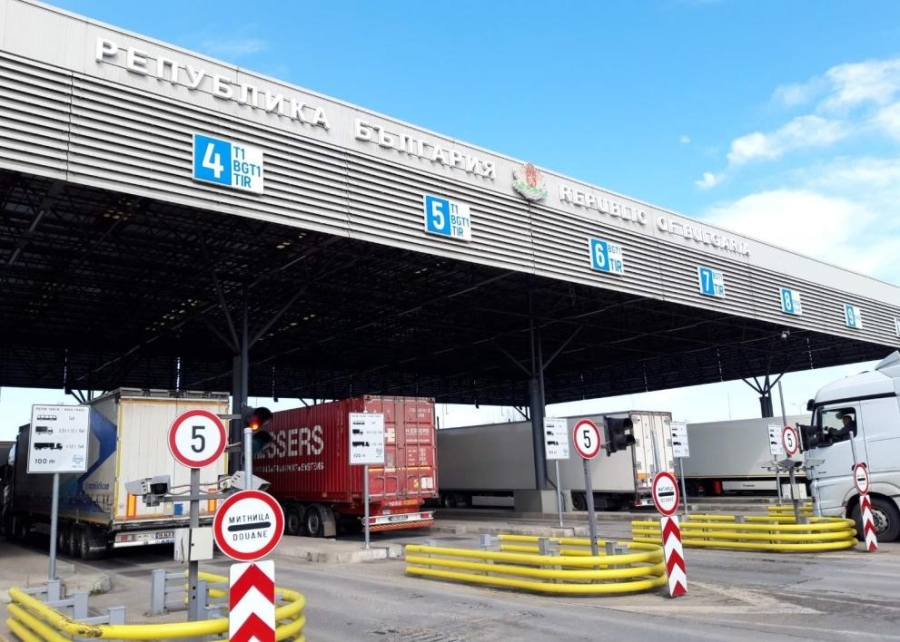 Интензивно е движението на Капитан Андреево за товарни автомобили на изход