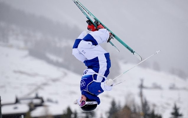 Първият трансджендър на зимна олимпиада остана последен на бабуни