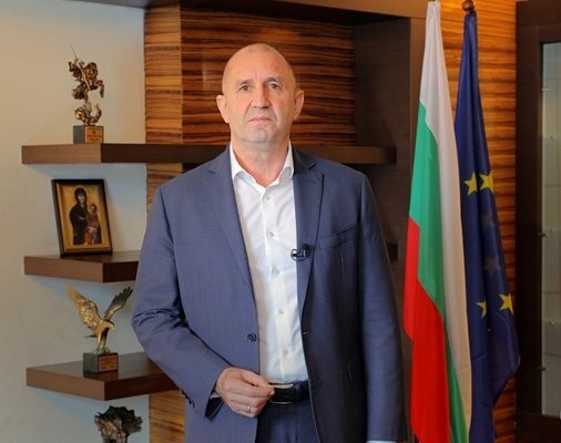 Румен Радев кове проекта си от столичен хотел, там посреща съратниците си