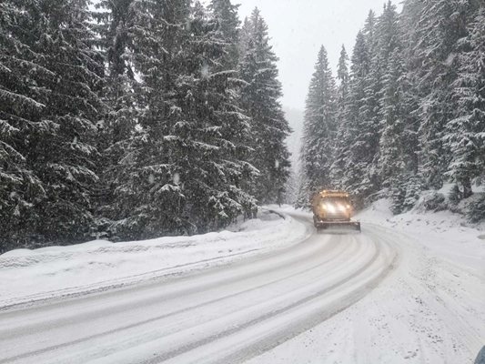 Спряха движението за камиони през Превала заради снеговалеж
