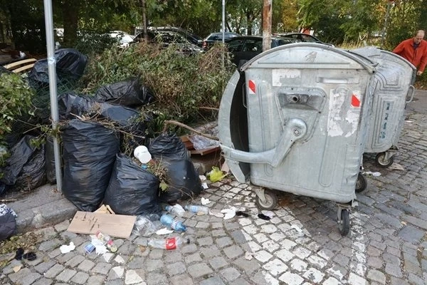 Чистачки откриха новородено бебе в чувал до кофи за боклук в столичния квартал Дружба
