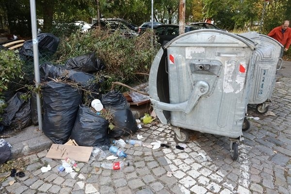 Чистачки откриха новородено бебе в чувал до кофи за боклук в столичния квартал Дружба