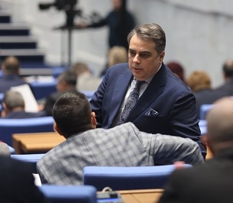 Асен Василев: Издалият разрешителни за оръжия за Петрохан е уволнен от Рашков и върнат от Стоянов