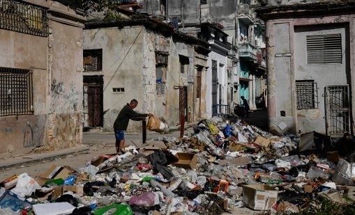 Гниеща храна, кашони и рояци мухи - кризата с боклука в Куба се задълбочава