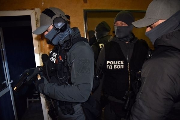 ГДБОП задържа трима за сводничество в София, открили и дрога на техни адреси