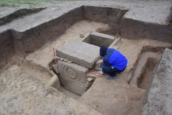 Мъж откри римска гробница при изкореняването на дърво в имота му в Свищов