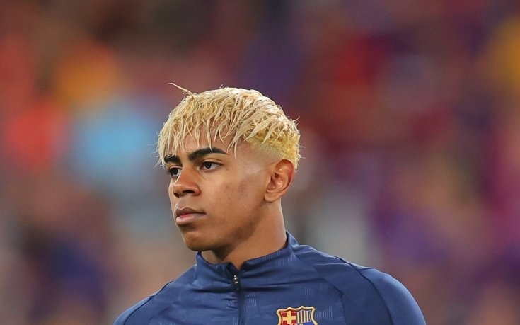 Ламин Ямал в авантюра с манекенка, и тя по-голяма от него