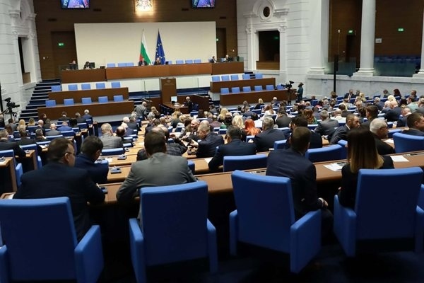 25 рокади в парламентарните комисии заради завърналите се бивши министри