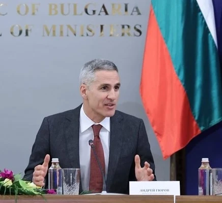 Гюров вика трима министри заради високите сметки за ток и вода