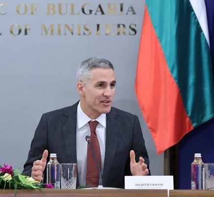 Гюров вика трима министри заради високите сметки за ток и вода