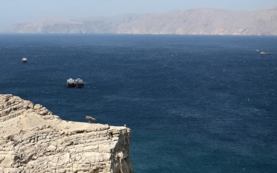 Иран: Ще заплим всеки кораб, който се опита да премине през Ормузкия проток  