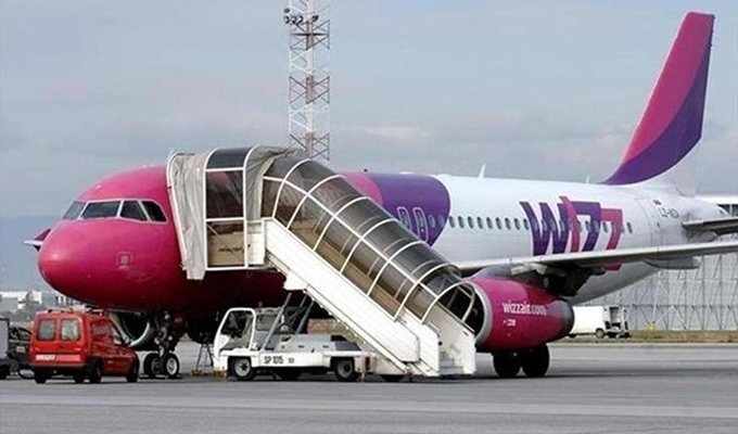 Самолет на Уиз ер прибра от Оман в София служители на компанията, но не качи туристи