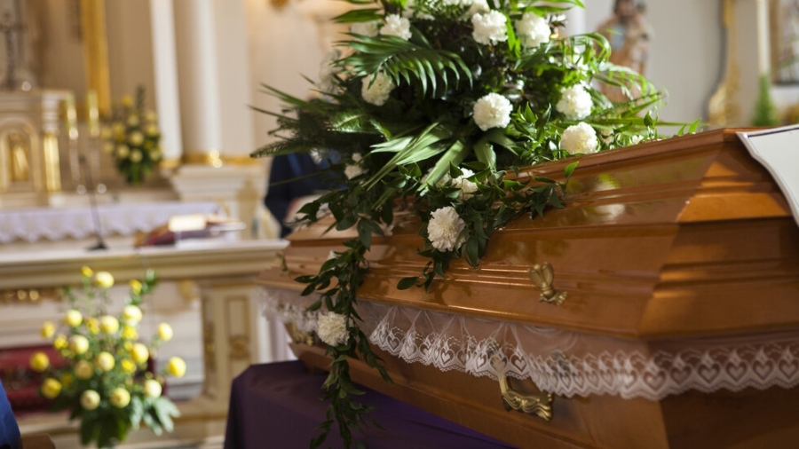 Мъж транспортира дрога в... ковчег