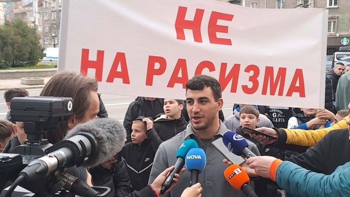 Семен Новиков се включи в протеста срещу Златка Златева