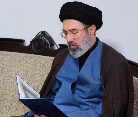 Имам радикал подготвял господарския син за лидер на Иран