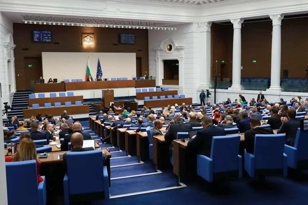 Депутатите ще работят, докато не се гласува бъдещето на вторите пенсии днес