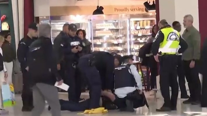 Мъж с израелско знаме нападна пътник на летището в Атина