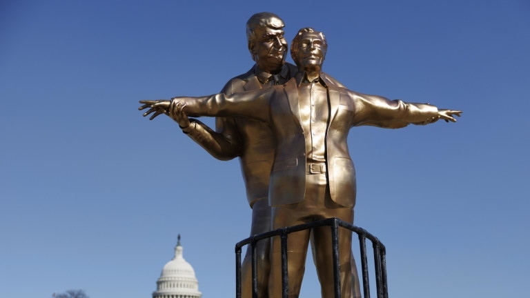 Статуя на Тръмп и Епстийн се появи до Капитолия