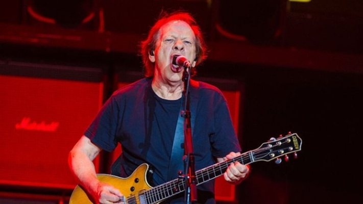 Китаристът на AC/DC Стиви Йънг е в болница